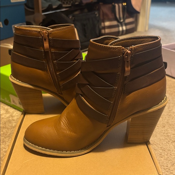 CCO Excellent Like New Condition Journee Collection Wide Strap Booties - Picture 7 of 9